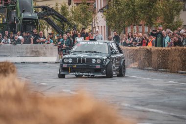 Çek Cumhuriyeti, Slatinice, 2024 / 05 / 25 - Motor Festivali, Moto Show, Bmw, Drift, Drift, izleyiciler, arabalar, sürüklenen arabalar, BMW E36