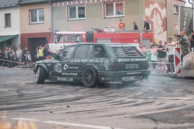 Çek Cumhuriyeti, Slatinice, 2024 / 05 / 25 - Motor Festivali, Moto Show, Bmw, Drift, Drift, izleyiciler, arabalar, sürüklenen arabalar, BMW E36