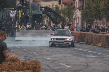 Çek Cumhuriyeti, Slatinice, 2024 / 05 / 25 - Motor Festivali, Moto Show, Bmw, Drift, Drift, izleyiciler, arabalar, sürüklenen arabalar, BMW E36