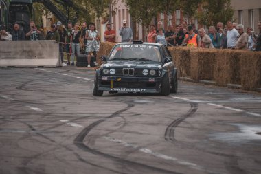 Çek Cumhuriyeti, Slatinice, 2024 / 05 / 25 - Motor Festivali, Moto Show, Bmw, Drift, Drift, izleyiciler, arabalar, sürüklenen arabalar, BMW E36