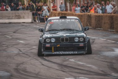 Çek Cumhuriyeti, Slatinice, 2024 / 05 / 25 - Motor Festivali, Moto Show, Bmw, Drift, Drift, izleyiciler, arabalar, sürüklenen arabalar, BMW E36