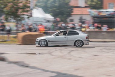 Çek Cumhuriyeti, Slatinice, 2024 / 05 / 25 - Motor Festivali, Moto Show, Bmw, Drift, Drift, izleyiciler, arabalar, sürüklenen arabalar, BMW E36