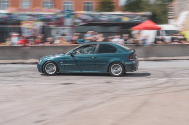 Çek Cumhuriyeti, Slatinice, 2024 / 05 / 25 - Motor Festivali, Moto Show, Bmw, Drift, Drift, izleyiciler, arabalar, sürüklenen arabalar, BMW E36