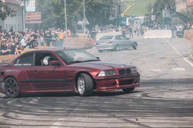 Çek Cumhuriyeti, Slatinice, 2024 / 05 / 25 - Motor Festivali, Moto Show, Bmw, Drift, Drift, izleyiciler, arabalar, sürüklenen arabalar, BMW E36