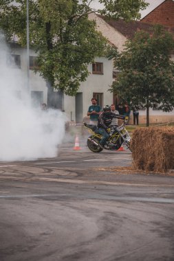 Çek Cumhuriyeti, Slatinice, 2024 / 05 / 25 - Motor Festivali, Moto Show, Bmw, Drift, Drift, izleyiciler, dublör sürüş ve sürüş şovu, motosiklet