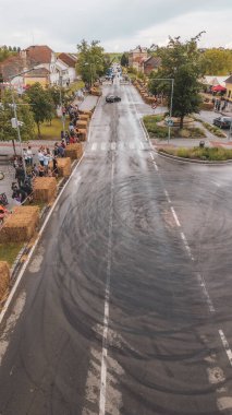 Çek Cumhuriyeti, Slatinice, 2024 / 05 / 25 - Motor Festivali, Moto Show, Bmw, Drift, Drift, izleyiciler, arabalar, sürüklenen arabalar, BMW E36