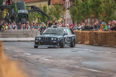 Çek Cumhuriyeti, Slatinice, 2024 / 05 / 25 - Motor Festivali, Moto Show, Bmw, Drift, Drift, izleyiciler, arabalar, sürüklenen arabalar, BMW E36