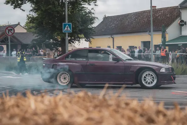 Çek Cumhuriyeti, Slatinice, 2024 / 05 / 25 - Motor Festivali, Moto Show, Bmw, Drift, Drift, izleyiciler, arabalar, sürüklenen arabalar, BMW E36