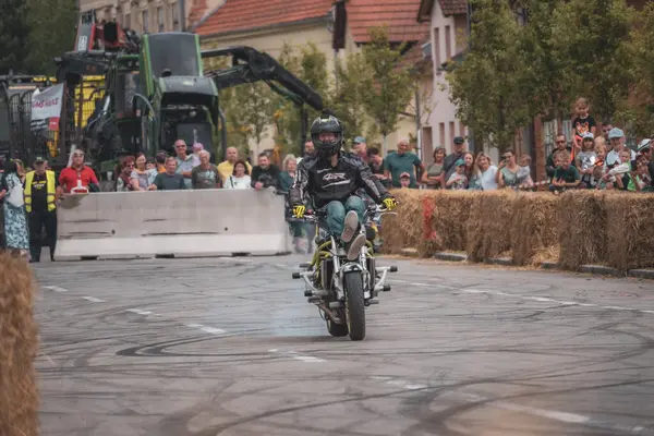 Çek Cumhuriyeti, Slatinice, 2024 / 05 / 25 - Motor Festivali, Moto Show, Bmw, Drift, Drift, izleyiciler, dublör sürüş ve sürüş şovu, motosiklet