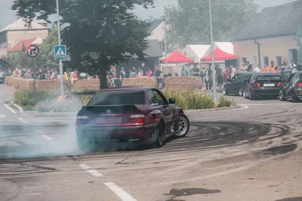Çek Cumhuriyeti, Slatinice, 2024 / 05 / 25 - Motor Festivali, Moto Show, Bmw, Drift, Drift, izleyiciler, arabalar, sürüklenen arabalar, BMW E36