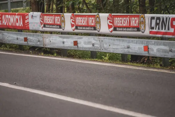 Çek Cumhuriyeti, Vrbno pod Pradedem, 2024 / 07 / 13 - Tepe tırmanışı, yarış arabaları, yarış arabaları, yarış spesiyalleri, Logo Vrbensky vrch, yarış 