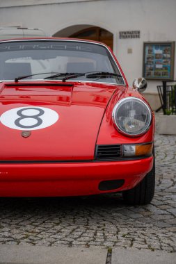 Çek Cumhuriyeti, Sternberk, 2024 / 06 / 02 - Tepe tırmanışı, yarış arabaları, yarış spesiyalleri, hipodromdaki insanlar, hayranlar, depo