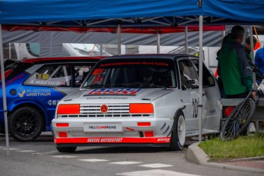 Çek Cumhuriyeti, Sternberk, 2024 / 06 / 02 - Tepe tırmanışı, yarış arabaları, yarış spesiyalleri, hipodromdaki insanlar, hayranlar, depo