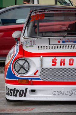 Çek Cumhuriyeti, Sternberk, 2024 / 06 / 02 - Tepe tırmanışı, yarış arabaları, yarış spesiyalleri, hipodromdaki insanlar, hayranlar, depo