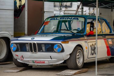 Çek Cumhuriyeti, Sternberk, 2024 / 06 / 02 - Tepe tırmanışı, yarış arabaları, yarış spesiyalleri, hipodromdaki insanlar, hayranlar, depo