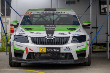 Çek Cumhuriyeti, Sternberk, 2024 / 06 / 02 - Tepe tırmanışı, yarış arabaları, yarış spesiyalleri, hipodromdaki insanlar, hayranlar, depo