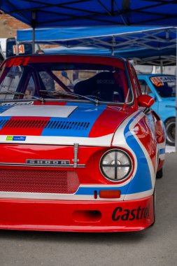 Çek Cumhuriyeti, Sternberk, 2024 / 06 / 02 - Tepe tırmanışı, yarış arabaları, yarış spesiyalleri, hipodromdaki insanlar, hayranlar, depo