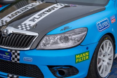 Çek Cumhuriyeti, Sternberk, 2024 / 06 / 02 - Tepe tırmanışı, yarış arabaları, yarış spesiyalleri, hipodromdaki insanlar, hayranlar, depo