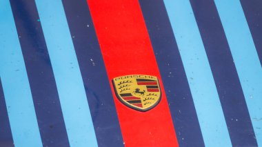 Çek Cumhuriyeti, Sternberk, 2024 / 06 / 02 - Tepe tırmanışı, yarış arabaları, Porsche, yarış programları, hipodromdaki insanlar, taraftarlar