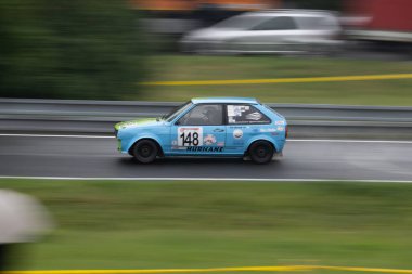 Çek Cumhuriyeti, Sternberk, 2024 / 06 / 02 - Tepe tırmanışı, yarış arabaları, Porsche, yarış programları, hipodromdaki insanlar, taraftarlar