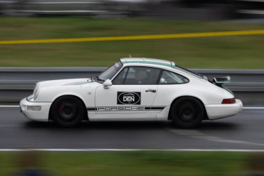 Çek Cumhuriyeti, Sternberk, 2024 / 06 / 02 - Tepe tırmanışı, yarış arabaları, Porsche, yarış programları, hipodromdaki insanlar, taraftarlar