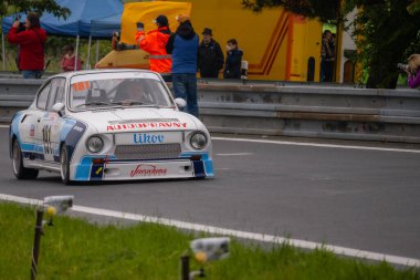 Çek Cumhuriyeti, Sternberk, 2024 / 06 / 02 - Tepe tırmanışı, yarış arabaları, Porsche, yarış programları, hipodromdaki insanlar, taraftarlar