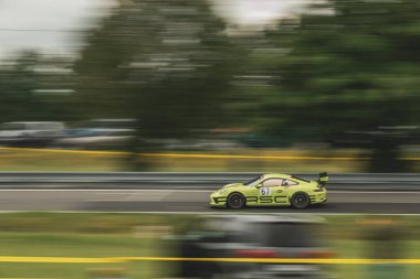 Çek Cumhuriyeti, Sternberk, 2024 / 06 / 02 - Tepe tırmanışı, yarış arabaları, Porsche, yarış programları, hipodromdaki insanlar, taraftarlar