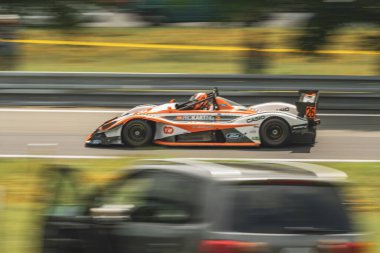 Çek Cumhuriyeti, Sternberk, 2024 / 06 / 02 - Tepe tırmanışı, yarış arabaları, Porsche, yarış programları, hipodromdaki insanlar, taraftarlar