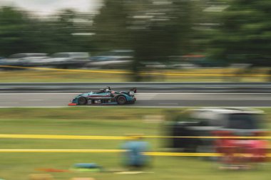 Çek Cumhuriyeti, Sternberk, 2024 / 06 / 02 - Tepe tırmanışı, yarış arabaları, Porsche, yarış programları, hipodromdaki insanlar, taraftarlar