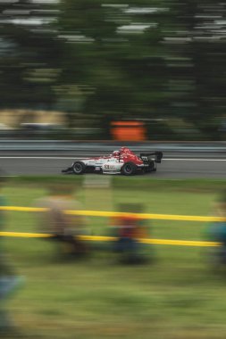 Çek Cumhuriyeti, Sternberk, 2024 / 06 / 02 - Tepe tırmanışı, yarış arabaları, Porsche, yarış programları, hipodromdaki insanlar, taraftarlar