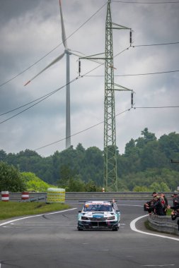Çek Cumhuriyeti, Sternberk, 2024 / 06 / 02 - Tepe tırmanışı, yarış arabaları, Porsche, yarış programları, hipodromdaki insanlar, taraftarlar