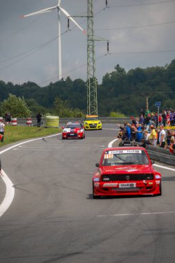 Çek Cumhuriyeti, Sternberk, 2024 / 06 / 02 - Tepe tırmanışı, yarış arabaları, Porsche, yarış programları, hipodromdaki insanlar, taraftarlar