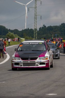 Çek Cumhuriyeti, Sternberk, 2024 / 06 / 02 - Tepe tırmanışı, yarış arabaları, Porsche, yarış programları, hipodromdaki insanlar, taraftarlar