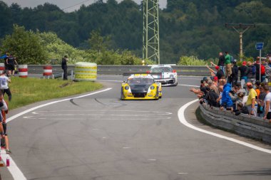 Çek Cumhuriyeti, Sternberk, 2024 / 06 / 02 - Tepe tırmanışı, yarış arabaları, Porsche, yarış programları, hipodromdaki insanlar, taraftarlar