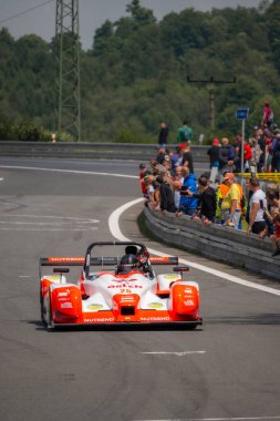 Çek Cumhuriyeti, Sternberk, 2024 / 06 / 02 - Tepe tırmanışı, yarış arabaları, Porsche, yarış programları, hipodromdaki insanlar, taraftarlar