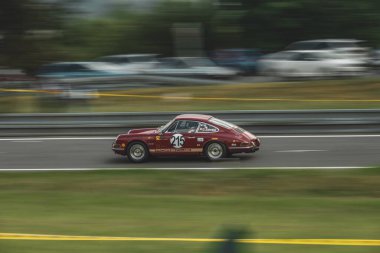 Çek Cumhuriyeti, Sternberk, 2024 / 06 / 02 - Tepe tırmanışı, yarış arabaları, Porsche, yarış programları, hipodromdaki insanlar, taraftarlar