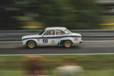 Çek Cumhuriyeti, Sternberk, 2024 / 06 / 02 - Tepe tırmanışı, yarış arabaları, Porsche, yarış programları, hipodromdaki insanlar, taraftarlar