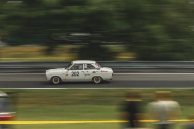 Çek Cumhuriyeti, Sternberk, 2024 / 06 / 02 - Tepe tırmanışı, yarış arabaları, Porsche, yarış programları, hipodromdaki insanlar, taraftarlar