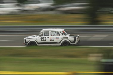 Çek Cumhuriyeti, Sternberk, 2024 / 06 / 02 - Tepe tırmanışı, yarış arabaları, Porsche, yarış programları, hipodromdaki insanlar, taraftarlar