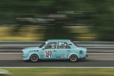 Çek Cumhuriyeti, Sternberk, 2024 / 06 / 02 - Tepe tırmanışı, yarış arabaları, Porsche, yarış programları, hipodromdaki insanlar, taraftarlar