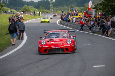 Çek Cumhuriyeti, Sternberk, 2024 / 06 / 02 - Tepe tırmanışı, yarış arabaları, Porsche, yarış programları, hipodromdaki insanlar, taraftarlar