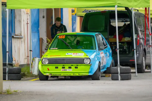 Çek Cumhuriyeti, Sternberk, 2024 / 06 / 02 - Tepe tırmanışı, yarış arabaları, yarış spesiyalleri, hipodromdaki insanlar, hayranlar, depo