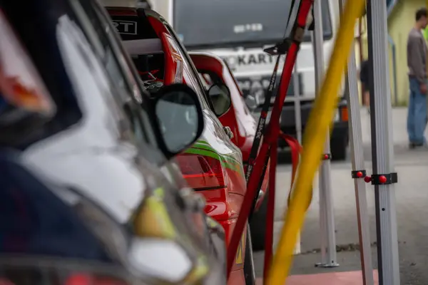 Çek Cumhuriyeti, Sternberk, 2024 / 06 / 02 - Tepe tırmanışı, yarış arabaları, yarış spesiyalleri, hipodromdaki insanlar, hayranlar, depo