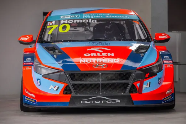 Çek Cumhuriyeti, Sternberk, 2024 / 06 / 02 - Tepe tırmanışı, yarış arabaları, yarış spesiyalleri, hipodromdaki insanlar, hayranlar, depo