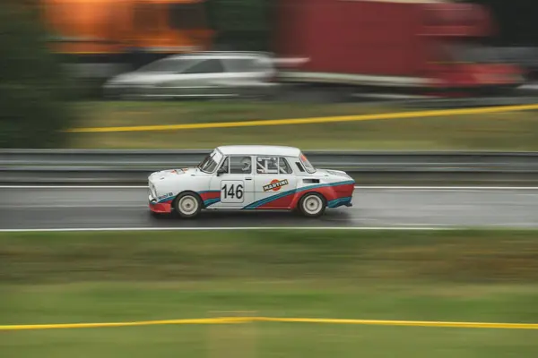 Çek Cumhuriyeti, Sternberk, 2024 / 06 / 02 - Tepe tırmanışı, yarış arabaları, Porsche, yarış programları, hipodromdaki insanlar, taraftarlar