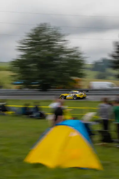 Çek Cumhuriyeti, Sternberk, 2024 / 06 / 02 - Tepe tırmanışı, yarış arabaları, Porsche, yarış programları, hipodromdaki insanlar, taraftarlar