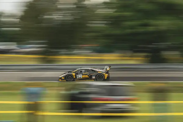 Çek Cumhuriyeti, Sternberk, 2024 / 06 / 02 - Tepe tırmanışı, yarış arabaları, Porsche, yarış programları, hipodromdaki insanlar, taraftarlar