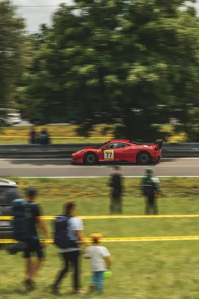 Çek Cumhuriyeti, Sternberk, 2024 / 06 / 02 - Tepe tırmanışı, yarış arabaları, Porsche, yarış programları, hipodromdaki insanlar, taraftarlar