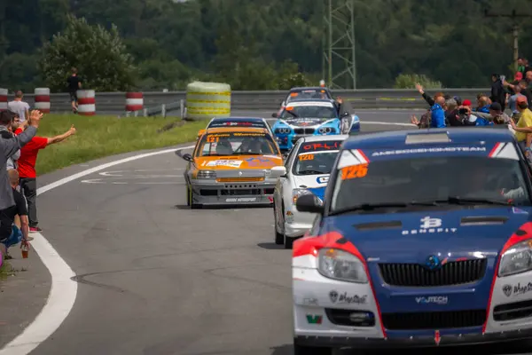 Çek Cumhuriyeti, Sternberk, 2024 / 06 / 02 - Tepe tırmanışı, yarış arabaları, Porsche, yarış programları, hipodromdaki insanlar, taraftarlar