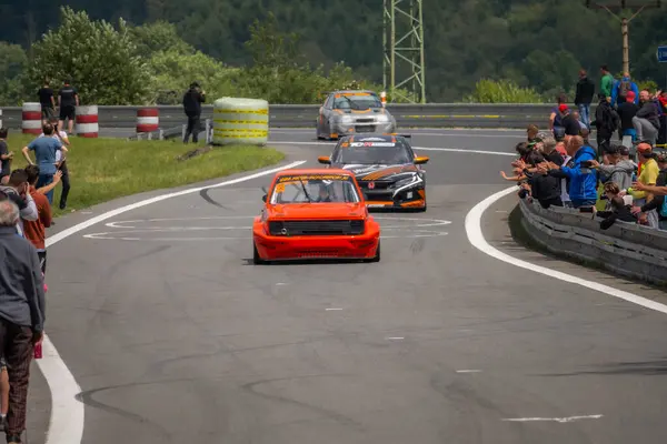 Çek Cumhuriyeti, Sternberk, 2024 / 06 / 02 - Tepe tırmanışı, yarış arabaları, Porsche, yarış programları, hipodromdaki insanlar, taraftarlar